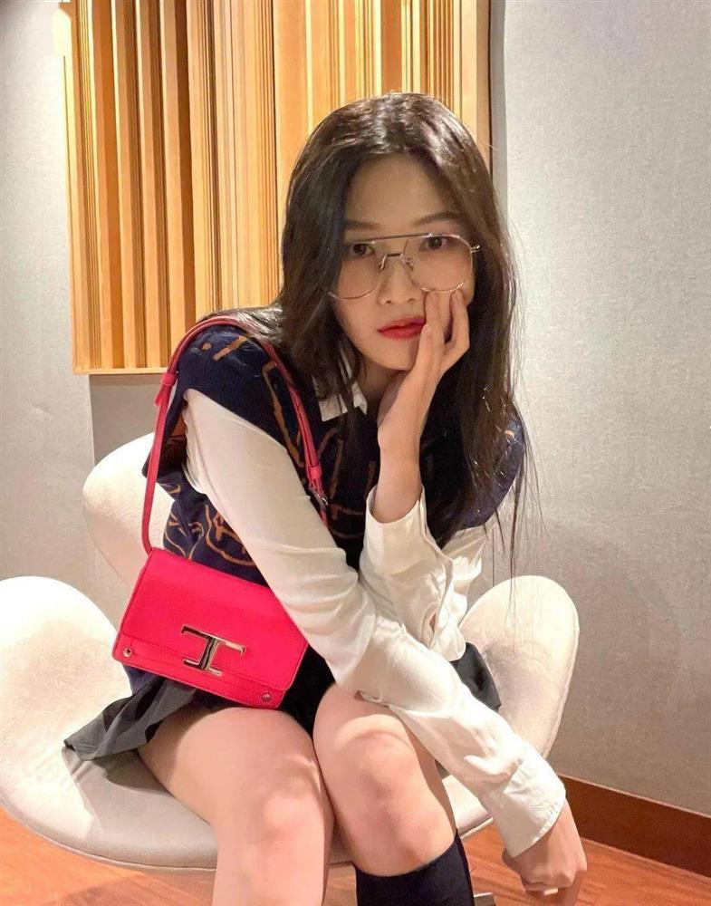 Lúc này, nữ ca sĩ chỉ cần trang điểm sương sương gần như để mặt mộc, tô son là cũng đủ xinh hoàn hảo. Chiêu make-up cho nàng đeo kính tự tin hẹn hò crush dịp 30/4-7