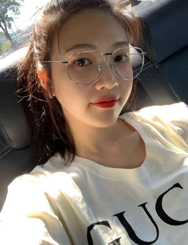 Không cần đến salon làm tóc hay make-up quá cầu kỳ, chỉ cần diện thêm một chiếc kính là diện mạo đã trông khác hẳn mọi ngày. Có thể nói, đây cũng là cách làm đẹp của các thần tượng xứ Kim Chi, trong đó có Joy (Red Velvet). Chiêu make-up cho nàng đeo kính tự tin hẹn hò crush dịp 30/4-6