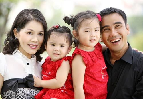 Đối với Quyền Linh, hai cô con gái là viên kim cương trên vương miện. bo-sao-viet-chieu-con