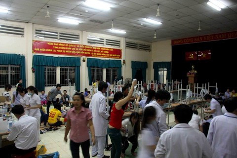 Hàng trăm công nhân nhập viện vì ngộ độc trong đêm