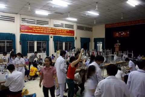 Hàng trăm công nhân nhập viện vì ngộ độc trong đêm