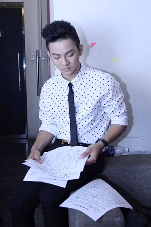 Bố mẹ đẻ Hoài Lâm tháp tùng con trai đi hát - 2