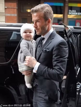 Khoảnh khắc ấm áp tình cha con của sao Hollywood ảnh 8