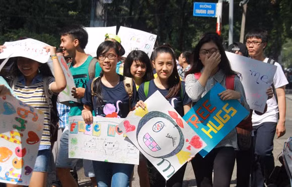 Giới trẻ Sài Gòn xuống đường ôm người xa lạ
