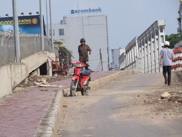 Các con nghiện giả vờ đi lại trên cầu Quay nhưng thực ra những đối tượng này đang đợi đối tác bán“thuốc”.