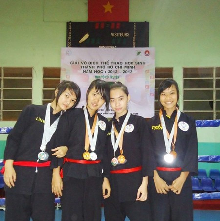 4 thiếu nữ tay không đối mặt cướp khiến dân mạng nể phục