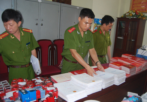 Rất nhiều phôi bằng và hàng trăm con dấu giả bị thu giữ tại hai cơ sở sản xuất của Bộ. bang-gia-9817-1403143344.jpg
