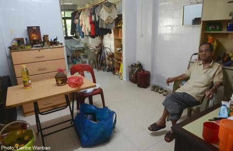 Ông lão sống cùng rệp suốt hơn 20 năm và căn hộ của ông sau khi được các tình nguyện viên dọn. Ảnh: Lianhe Wanbao Ông lão sống với rệp hơn 20 năm