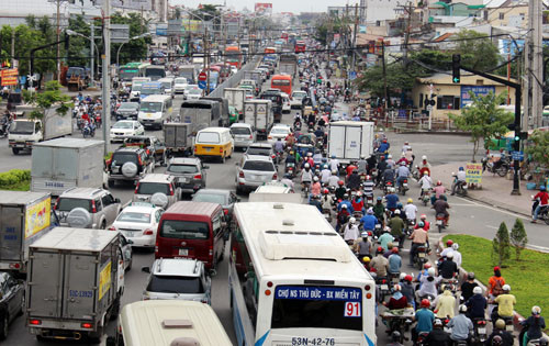 Tai nạn khiến cửa ngõ phía đông TP HCM sáng nay ùn tắc một giờ. Ảnh: Châu Thành