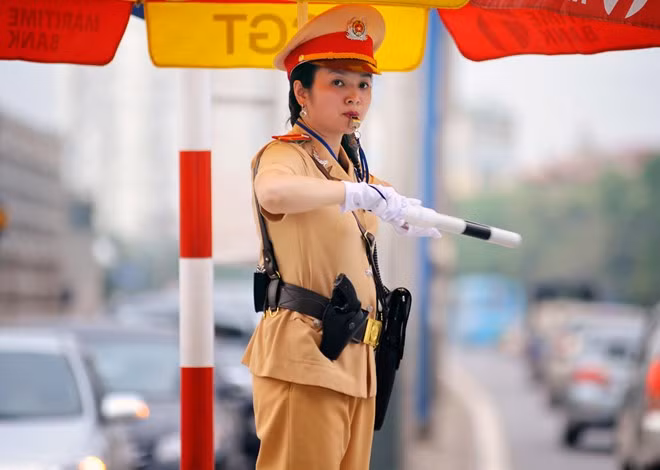 Nữ cảnh sát giao thông xinh đẹp đứng chốt phía Nam Hà Nội