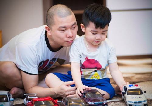 Hải Anh rất cưng chiều hoàng tử nhỏ. Bé Hip năm nay đã được 4 tuổi. Ảnh: Chí Linh. Hải Anh rất cưng chiều hoàng tử nhỏ. Bé Hip năm nay đã được 4 tuổi.