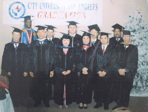 Ông Lương (ngoài cùng bên trái) nhận bằng tiến sĩ danh dự.