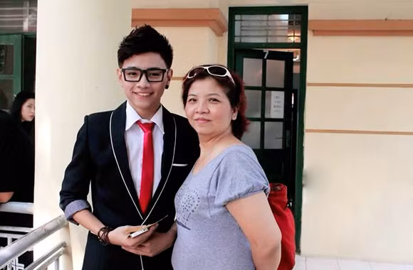 Phụ huynh ‘tái mặt’ vì con thích khoe chuyện yêu trên ‘phây’