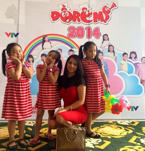 Hoài Lâm lơ ngơ ở HongKong, Hà Hồ phơi chân nơi quán xá ảnh 8 Hồ Ngọc Hà một mình đi ăn chè giữa đêm - 8