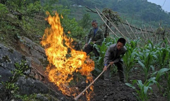 Ngôi làng động đâu nổ đấy