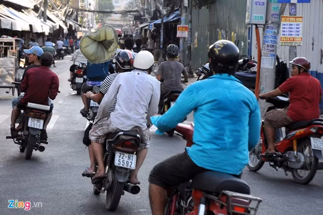 Nhiều người bủa ra đường để cướp đồ cúng khiến tình trạng giao thông trở nên hỗn loạn. Những thanh niên còn dùng xe gắn máy, chạy thành từng tốp, lạng lách khắp phố.