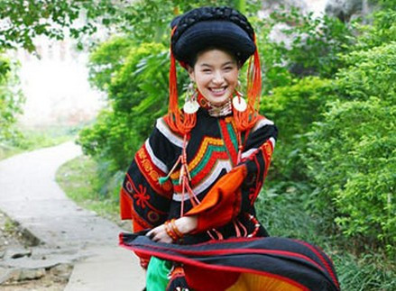 Các thiếu nữ chưa chồng dân tộc Di chuẩn bị đi hội (Ảnh: Vietnamnet)