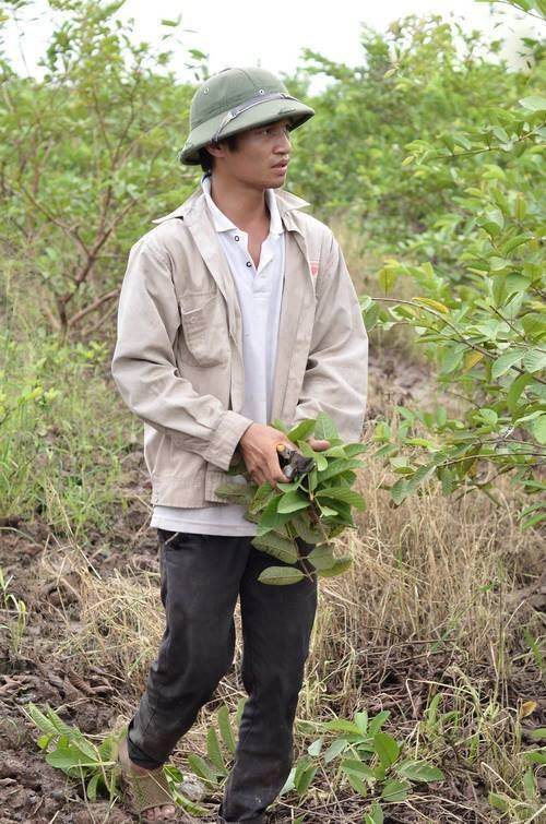 Tên thật của Lệ Rơi là Nguyễn Đức Hậu. Anh là chủ vườn ổi tại Hải Dương.