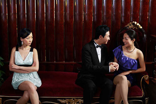 Chồng đạp vào mặt bồ khi bị bắt quả tang - 1