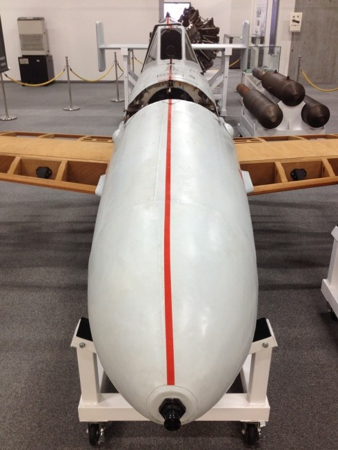 Máy bay cảm tử Ouka Kamikaze mang loại bom nặng tới 450 kg với nút kích hoạt ở mũi. Trong trận Trân Châu cảng, Ouka Kamikaze cũng tham chiến. Ảnh: Stars and Stripes Mũi máy bay