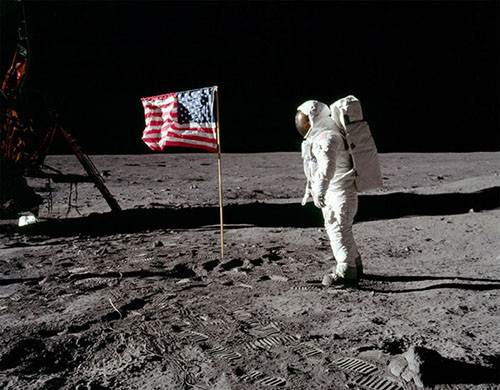Cờ Mỹ được cắm trên bề mặt Mặt Trăng ngày 20/7/1969. Ảnh: gizmodo.com.au la-co-do-apollo-11-cam-tren-ma-7481-3606