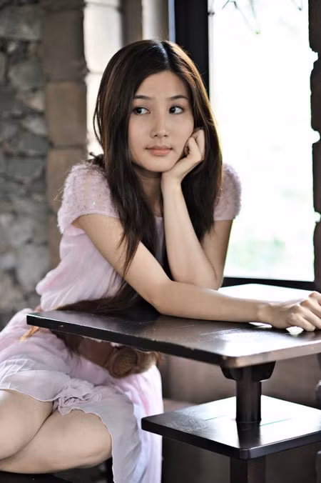 Hình ảnh nữ diễn viên ăn vận nhạt nhòa, trang điểm sơ sài, kiểu tóc thiếu chăm chút.