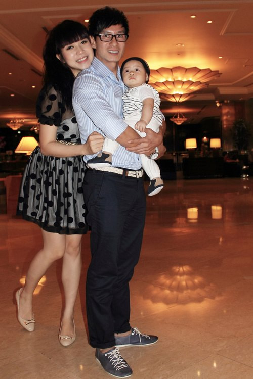 Lý Hải không ngần ngại chăm con, thay tã cho con... cho vợ. bo-sao-viet-chieu-con