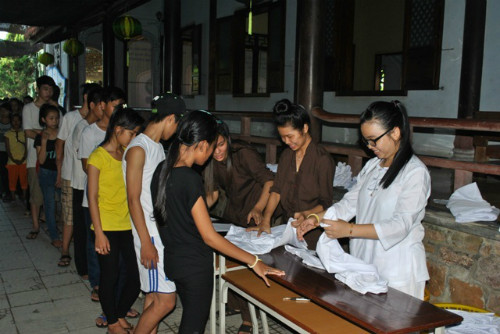 Khóa sinh tham gia nhận đồng phục từ sáng sớm. Ảnh: phatgiaohue CHua-Huyen-Khong-Hue-phatgiaoh-5357-9583