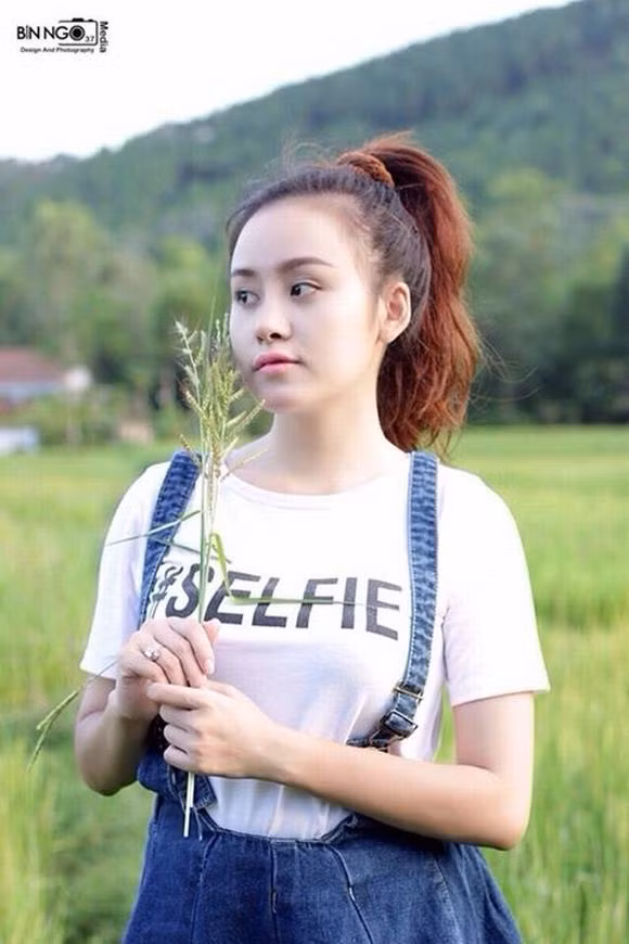 Ba Tung, ba tung chup anh truoc quat, hinh anh ngoan hien cua Ba Tung, Ba Tung o thon que, Le Thi Huyen Anh