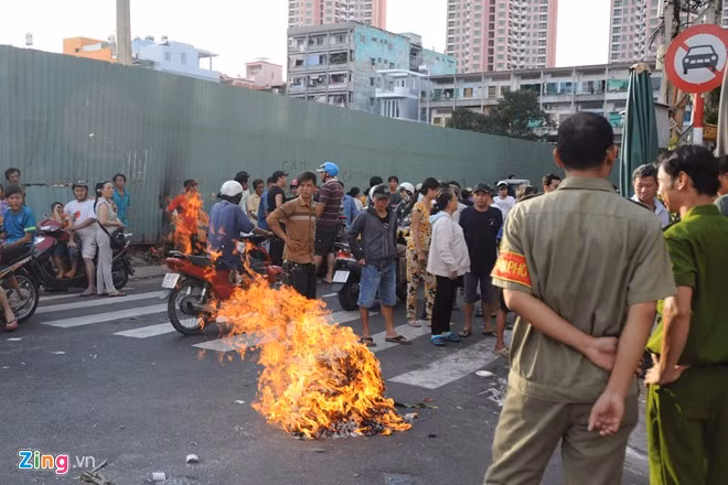 Ở khu Chợ Lớn nhiều người Hoa sinh sống nên việc cúng và đốt vàng mã trở nên rầm rộ và ngay giữa đường