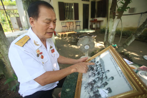 Đại tá Lê Văn Chừng, thuyền trưởng tàu săn ngầm 225, hồi tưởng chiến công 50 năm trước Ảnh: MẠNH DUY Đại tá Lê Văn Chừng, thuyền trưởng tàu săn ngầm 225, hồi tưởng chiến công 50 năm trước Ảnh: MẠNH DUY