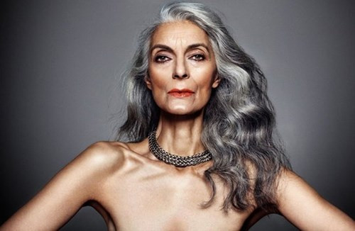 Sau khi ly hôn chồng, bà nuôi con một mình và khi 51 tuổi bà ký hợp đồng với công ty quản lý người mẫu Ugly. “Tôi từng muốn làm người mẫu khi còn ở tuổi thiếu niên nhưng mẹ tôi không đồng ý và bắt tôi thi đại học. Tôi học tiếng Italy và Pháp nhưng sau khi con trai Dan chào đời, tôi chỉ có thể làm những công việc bán thời gian. Khi con trai tốt nghiệp đại học, ông chủ của tôi, một người đại diện cho các công ty quản lý người mẫu đã khuyến khích tôi trở lại nghề mẫu lúc đã qua tuổi ngũ tuần.