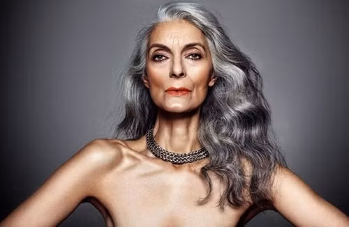 Sau khi ly hôn chồng, bà nuôi con một mình và khi 51 tuổi bà ký hợp đồng với công ty quản lý người mẫu Ugly. “Tôi từng muốn làm người mẫu khi còn ở tuổi thiếu niên nhưng mẹ tôi không đồng ý và bắt tôi thi đại học. Tôi học tiếng Italy và Pháp nhưng sau khi con trai Dan chào đời, tôi chỉ có thể làm những công việc bán thời gian. Khi con trai tốt nghiệp đại học, ông chủ của tôi, một người đại diện cho các công ty quản lý người mẫu đã khuyến khích tôi trở lại nghề mẫu lúc đã qua tuổi ngũ tuần.