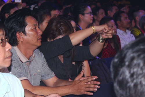 Mẹ Hoài Lâm lấy tay quệt nước mắt vì quá xúc động khi nghe công bố kết quả. IMG-9982-JPG-6529-1402798860.jpg