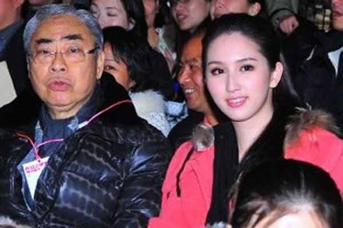 Đại gia họ Lâm bị bắt gặp khi đi xem hòa nhạc cùng Ngạo Nhi.