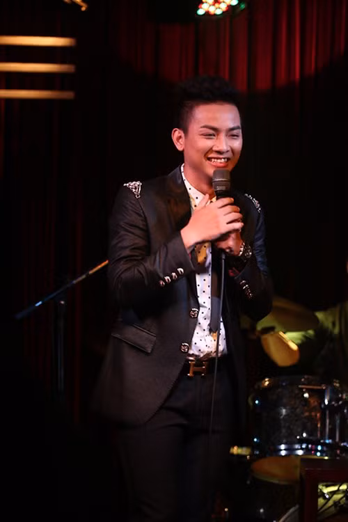 Bố mẹ đẻ Hoài Lâm tháp tùng con trai đi hát - 6