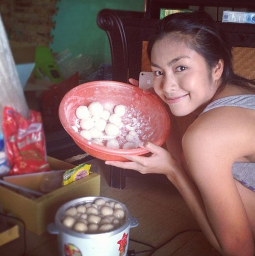 Giống như Ngọc Quyên, Tăng Thanh Hà hầu như tạm gác mọi hoạt động trong showbiz sau khi theo chồng bỏ cuộc chơi. Những nàng dâu vừa xinh vừa đảm trong showbiz Việt