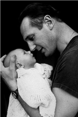 Khoảnh khắc ấm áp tình cha con của sao Hollywood ảnh 1