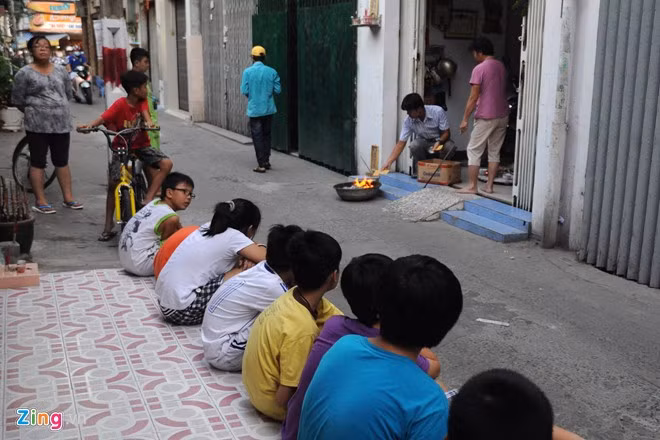 Năm nay, nhiều người dân sợ bị cướp đồ khi chưa kịp cúng nên đã làm mâm cúng đặt trong nhà.