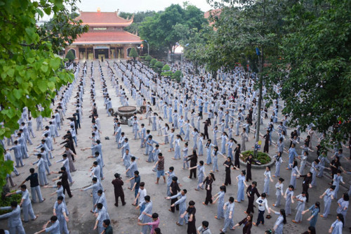 Các khóa sinh rèn luyện sức khỏe tại chùa. Ảnh: chuahoangphap.com Chua-Hoang-Phap-5579-1404719969.jpg