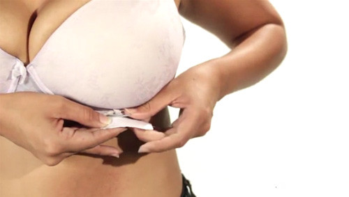 2. Những loại áo ngực có gọng khi sử dụng lâu ngày dễ bị hỏng, bởi gọng có thể trồi ra ngoài khiến bạn bị đau. Trong những lúc cấp bách, hãy dùng một miếng dán hai lớp giống băng urgo để bọc chúng lại. 3-4624-1407126716.jpg