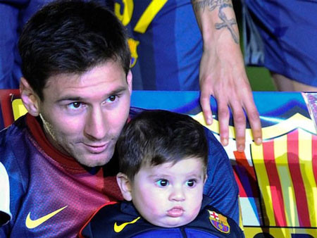 Leo Messi ôm cậu con trai Thiago và tâm tình