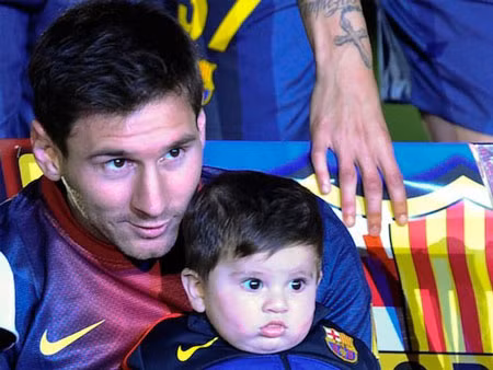 Leo Messi ôm cậu con trai Thiago và tâm tình
