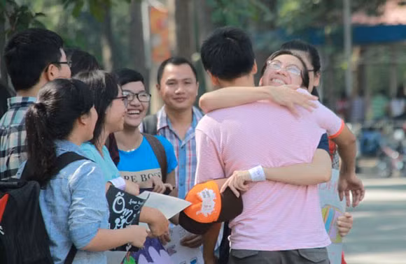Giới trẻ Sài Gòn xuống đường ôm người xa lạ