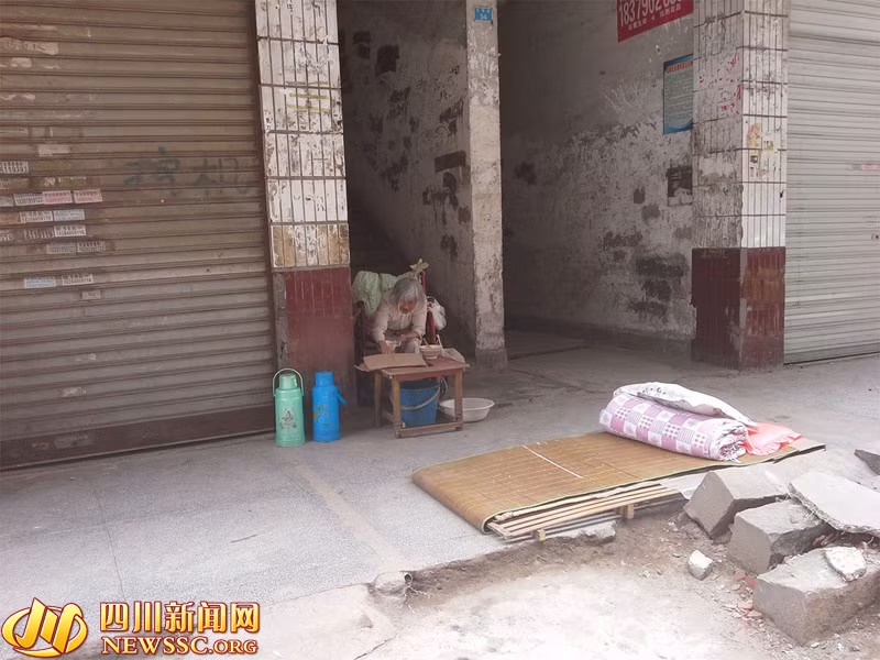 Phẫn nộ hai nghịch tử đuổi mẹ 93 tuổi ra đường ảnh 2