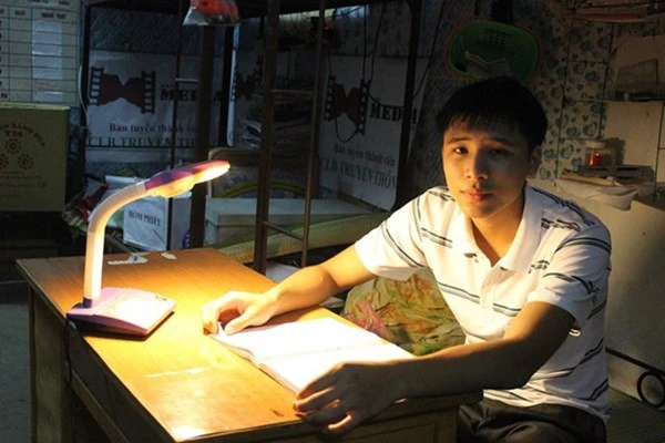 Thí sinh mồ côi nghèo dắt túi vài trăm nghìn thi đại học