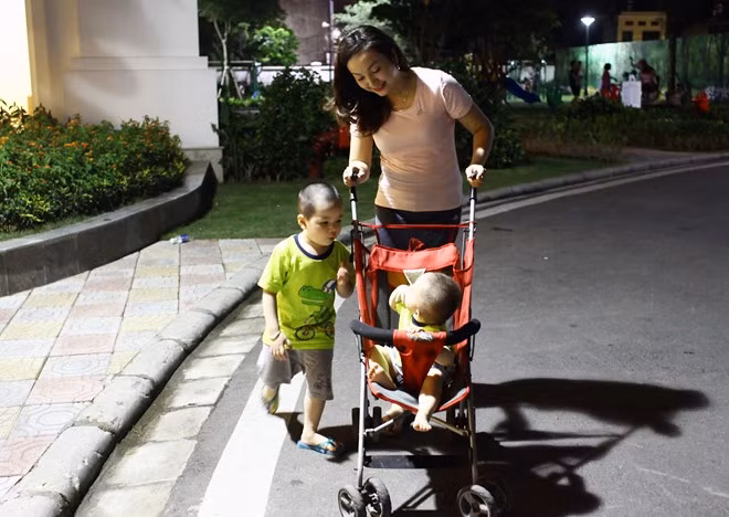 Nữ cảnh sát giao thông xinh đẹp đứng chốt phía Nam Hà Nội