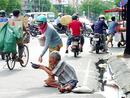 Cho tiền người ăn xin - tiếp tay cho người lười nhác? ảnh 1 Cho tiền người ăn xin - tiếp tay cho người lười nhác? ảnh 1
