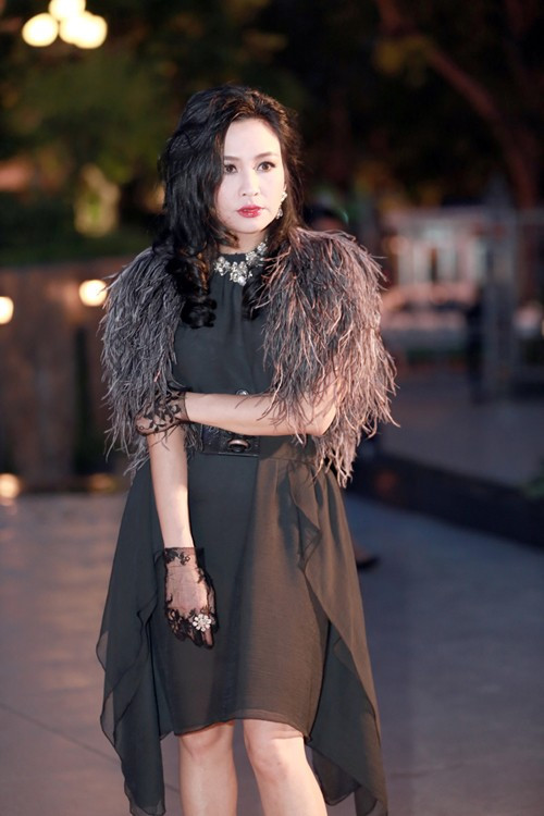 Bộ cánh theo phong cách cổ điển, quý phái nhưng lại quá rườm rà sến sẩm đưa Thanh Lam vào danh sách mỹ nhân mặc xấu nhất tuần qua. Bộ trang phục chất liệu voan mềm mại có nhiều chi tiết thừa thãi được mix cùng phụ kiện lông khiến hình ảnh sang trọng trở nên lỗi thời và diêm dúa. Hoàng Yến lọt nhóm sao xấu của tuần vì trang phục diêm dúa