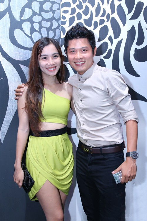 Sau khi tham gia Cuộc đua kỳ thú, bà xã Nguyễn Văn Chung khá chăm chỉ dự sự kiện cùng chồng. Lần này, bà mẹ một con chọn phong cách gợi cảm, áo crop-top khoe eo và váy xẻ khoe đôi chân thon. Tuy nhiên, đây lại là thiết kế thịnh hành ở nhiều năm về trước. Trang phục lỗi thời không phù hợp xu hướng chung đưa Kim Thanh vào list mỹ nhân mặc kém tinh tế của tuần. Hoàng Yến lọt nhóm sao xấu của tuần vì trang phục diêm dúa